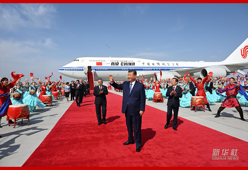 习近平率中央代表团抵达乌鲁木齐出席新疆维吾尔自治区成立70周年庆祝活动