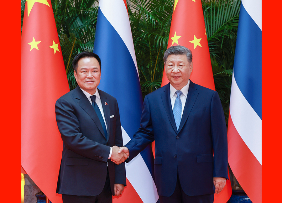 习近平会见泰国总理阿努廷