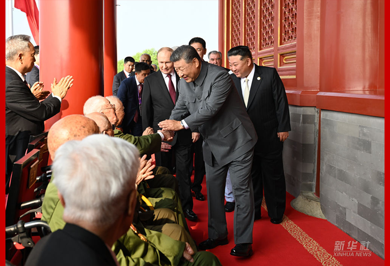 习近平登上天安门城楼 同抗战老战士老同志代表亲切握手