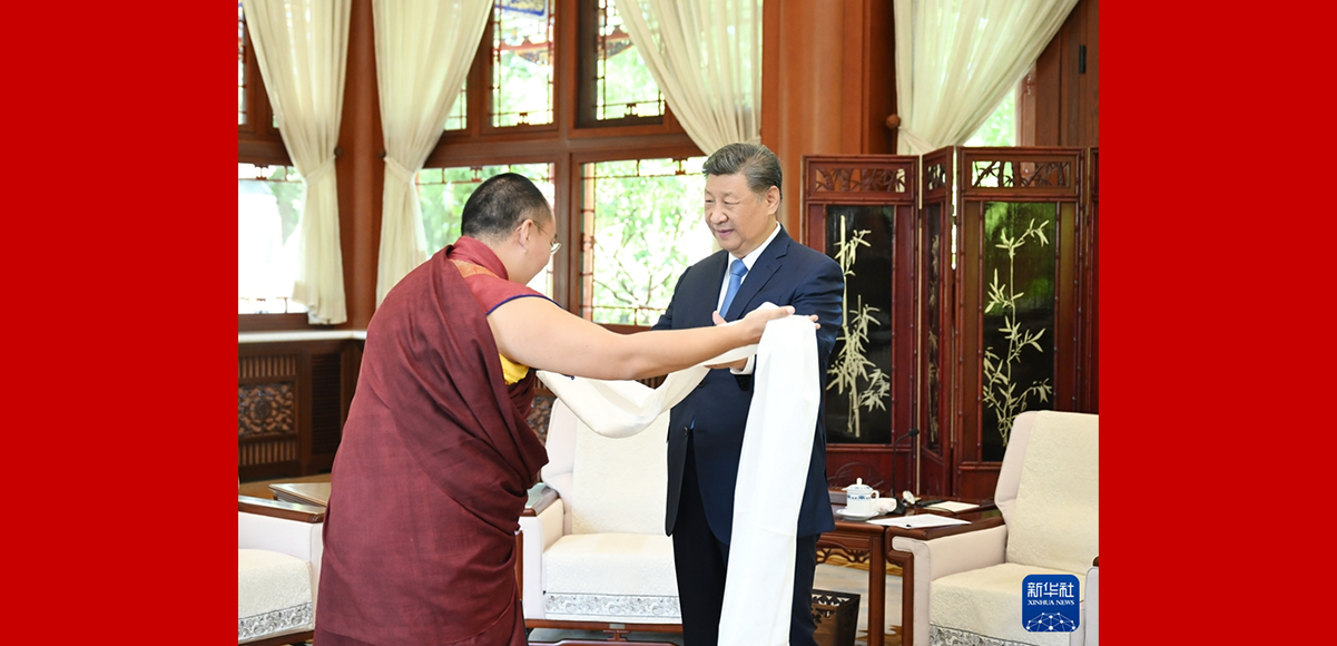 习近平接受班禅额尔德尼·确吉杰布拜见